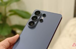 O teto de 5.000 mAh da Samsung está finalmente mostrando sinais de rachadura Um telefone sobre uma mesa com a bateria cheia acima da tela.