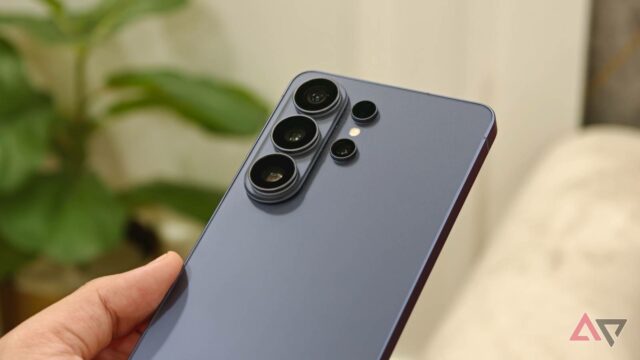 Um telefone sobre uma mesa com a bateria cheia acima da tela.