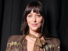 O top Boho-Chic de Dakota Johnson está esgotado, então encontramos uma versão de US $ 20 Venda J.Crew
