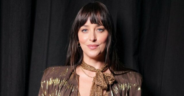 O top Boho-Chic de Dakota Johnson está esgotado, então encontramos Venda J.Crew