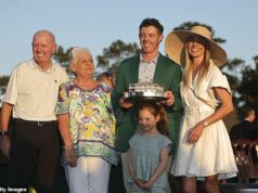 O tributo à vitória de Rory McIlroy no Masters à esposa Erica e sua filha por ‘me aguentarem’ deixa Poppy, de cinco anos, corada Rory McIlroy prestou homenagem à sua família depois de conquistar seu segundo título consecutivo de Masters no domingo