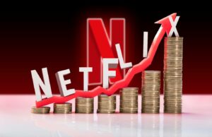 O último aumento de preços da Netflix destaca o que há de errado com o streaming Logotipo Tubi amarelo em um fundo roxo com pôsteres de filmes desfocados.