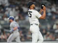 O último problema de Camilo Doval não preocupa Aaron Boone: ‘Perto de ser discado’ O arremessador do New York Yankees, Camilo Doval (75), reage enquanto Vinnie Pasquantino, do Kansas City Royals, corre pelas bases depois de fazer um home run durante a oitava entrada de um jogo de beisebol na sexta-feira, 17 de abril de 2026, em Nova York.