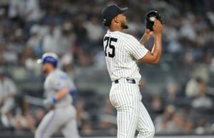 O último problema de Camilo Doval não preocupa Aaron Boone: ‘Perto de ser discado’ O arremessador do New York Yankees, Camilo Doval (75), reage enquanto Vinnie Pasquantino, do Kansas City Royals, corre pelas bases depois de fazer um home run durante a oitava entrada de um jogo de beisebol na sexta-feira, 17 de abril de 2026, em Nova York.