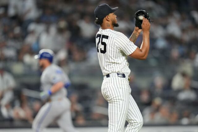 O arremessador do New York Yankees, Camilo Doval (75), reage enquanto Vinnie Pasquantino, do Kansas City Royals, corre pelas bases depois de fazer um home run durante a oitava entrada de um jogo de beisebol na sexta-feira, 17 de abril de 2026, em Nova York. 