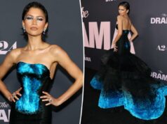 O vestido de penas da estreia de ‘The Drama’ em Nova York de Zendaya é coberto com 27 tons de ‘algo azul’ O vestido de penas da estreia de 'The Drama' em Nova York de Zendaya é coberto com 27 tons de 'algo azul'