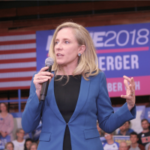 O veto de Spanberger bloqueia a votação do cassino Fairfax em meio a conflitos sobre o controle local. Abigail Spanberger fala em um comício de campanha no condado de Henrico com Tim Kaine na JR Tucker High School no dia da eleição