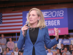 O veto de Spanberger bloqueia a votação do cassino Fairfax em meio a conflitos sobre o controle local O veto de Spanberger bloqueia a votação do cassino Fairfax em meio a conflitos sobre o controle local. Abigail Spanberger fala em um comício de campanha no condado de Henrico com Tim Kaine na JR Tucker High School no dia da eleição