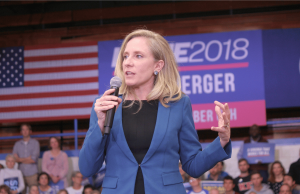 O veto de Spanberger bloqueia a votação do cassino Fairfax em meio a conflitos sobre o controle local O veto de Spanberger bloqueia a votação do cassino Fairfax em meio a conflitos sobre o controle local. Abigail Spanberger fala em um comício de campanha no condado de Henrico com Tim Kaine na JR Tucker High School no dia da eleição