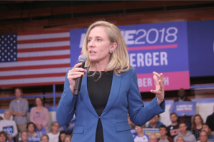 O veto de Spanberger bloqueia a votação do cassino Fairfax O veto de Spanberger bloqueia a votação do cassino Fairfax em meio a conflitos sobre o controle local. Abigail Spanberger fala em um comício de campanha no condado de Henrico com Tim Kaine na JR Tucker High School no dia da eleição