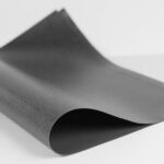 O vídeo de unboxing do iPhone Fold é falso, não é real | Foto de stock mostrando um pedaço de couro dobrado em dois