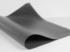 O vídeo de unboxing do iPhone Fold é falso, não é real O vídeo de unboxing do iPhone Fold é falso, não é real | Foto de stock mostrando um pedaço de couro dobrado em dois