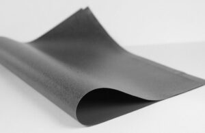 O vídeo de unboxing do iPhone Fold é falso, não é real O vídeo de unboxing do iPhone Fold é falso, não é real | Foto de stock mostrando um pedaço de couro dobrado em dois