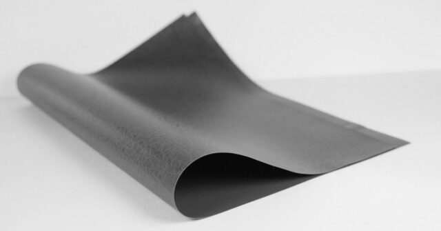 O vídeo de unboxing do iPhone Fold é falso, não é real | Foto de stock mostrando um pedaço de couro dobrado em dois