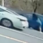 Imagens de vigilância mostram um carro branco e um carro azul em uma estrada.