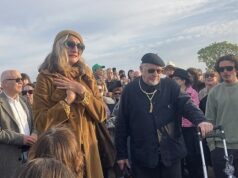 O vocalista do Madness, Suggs, canta na emocionante vigília de Finbar Sullivan, 21, que foi morto a facadas em Primrose Hill Os pais de Finbar Sullivan, Leah Seresin (à esquerda) e Chris Sullivan (centro), participam de uma vigília em Primrose Hill, norte de Londres, em memória do estudante de cinema de 21 anos, que foi esfaqueado em uma briga no início da noite de 7 de abril.