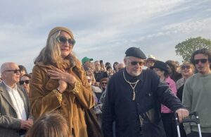 O vocalista do Madness, Suggs, canta na emocionante vigília de Finbar Sullivan, 21, que foi morto a facadas em Primrose Hill Os pais de Finbar Sullivan, Leah Seresin (à esquerda) e Chris Sullivan (centro), participam de uma vigília em Primrose Hill, norte de Londres, em memória do estudante de cinema de 21 anos, que foi esfaqueado em uma briga no início da noite de 7 de abril.