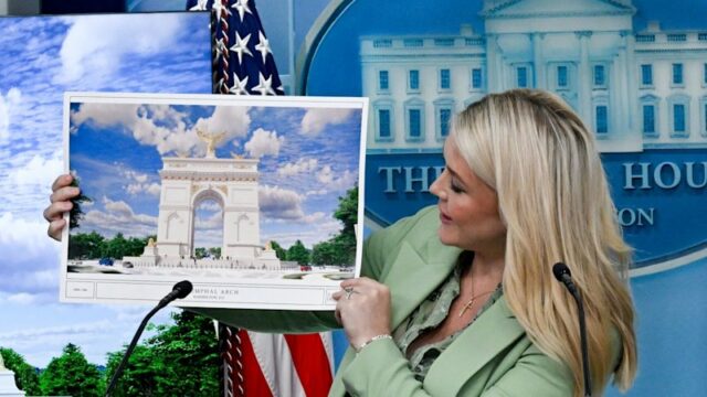 Representações artísticas e diagramas do novo arco triunfal do presidente dos EUA, Donald Trump.