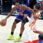 OG Anunoby recua Gabe Vincent durante a vitória dos Knicks por 114-98 no jogo 4 sobre os Hawks em 25 de abril de 2026 em Atlanta.