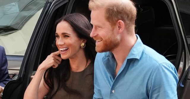 MELBOURNE, AUSTRÁLIA - 16 DE ABRIL: Meghan, Duquesa de Sussex, e Príncipe Harry, Duque de Sussex chegam para uma visita ao Batry Australia, um programa de envolvimento em saúde mental na Swinburne University of Technology em 16 de abril de 2026 em Melbourne, Austrália. O duque e a duquesa de Sussex estão em visita de quatro dias à Austrália, com compromissos em Melbourne, Canberra e Sydney. (Foto de Jonathan Brady/PA Wire-Pool/Getty Images)