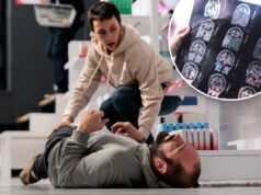 Ocorrência comum na idade adulta pode ser um sinal de alerta precoce de câncer no cérebro Uma mulher correndo para ajudar um homem que está tendo uma convulsão em uma loja de produtos médicos.