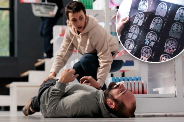 Uma mulher correndo para ajudar um homem que está tendo uma convulsão em uma loja de produtos médicos.