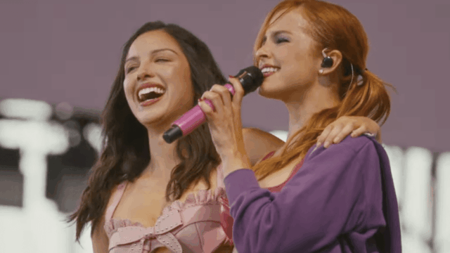 Olivia Rodrigo se junta a Addison Rae no Coachella para ‘Headphones On’ e estreia ao vivo do novo single ‘Drop Dead’

