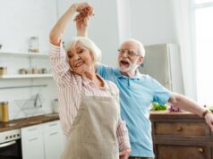 Onde os americanos têm mais economias para a aposentadoria casal de idosos dançando