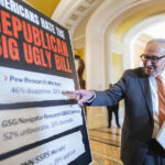 ESTADOS UNIDOS - 17 DE MARÇO: O presidente Donald Trump e o presidente da Câmara, Mike Johnson, R-La., são vistos no Statuary Hall do Capitólio dos EUA após o almoço dos Amigos da Irlanda com Micheál Martin, Taoiseach da Irlanda, no Dia de São Patrício, terça-feira, 17 de março de 2026. (Tom Williams/CQ Roll Call via AP Images)