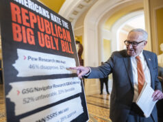 ‘One Big, Beautiful Bill’ do GOP está voltando para mordê-los ESTADOS UNIDOS - 17 DE MARÇO: O presidente Donald Trump e o presidente da Câmara, Mike Johnson, R-La., são vistos no Statuary Hall do Capitólio dos EUA após o almoço dos Amigos da Irlanda com Micheál Martin, Taoiseach da Irlanda, no Dia de São Patrício, terça-feira, 17 de março de 2026. (Tom Williams/CQ Roll Call via AP Images)