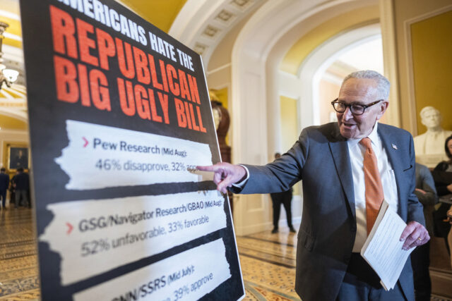 ESTADOS UNIDOS - 17 DE MARÇO: O presidente Donald Trump e o presidente da Câmara, Mike Johnson, R-La., são vistos no Statuary Hall do Capitólio dos EUA após o almoço dos Amigos da Irlanda com Micheál Martin, Taoiseach da Irlanda, no Dia de São Patrício, terça-feira, 17 de março de 2026. (Tom Williams/CQ Roll Call via AP Images)