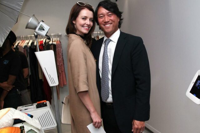 Lindsey Boylan e Lee Roy Kim sorrindo para 