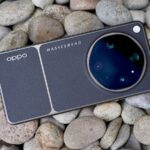 Um smartphone com o texto MACRO no fundo e elementos de lente óptica estilizados.