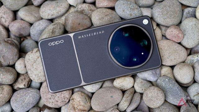 Um smartphone com o texto MACRO no fundo e elementos de lente óptica estilizados.