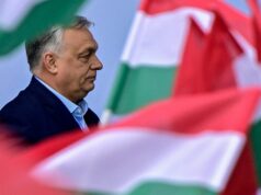 ‘Orbán veta constantemente’: Europa se prepara para eleições na Hungria Peter Magyar, líder do partido de oposição Tisza da Hungria, participa de uma marcha de protesto organizada por Tisza sobre um caso de abuso em um centro de detenção juvenil, em meio a uma investigação em andamento, em Budapeste, Hungria, 13 de dezembro de 2025. REUTERS/Bernadett Szabo TPX IMAGENS DO DIA