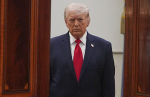 Orçamento de Trump busca US$ 1,5 trilhão em gastos com defesa, juntamente com cortes em programas domésticos Desenho animado de Mike Luckovich