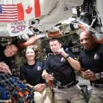 Os astronautas da NASA Reid Wiseman, Victor Glover e Christina Koch, juntamente com o astronauta canadense Jeremy Hansen ressurgiram com sucesso do outro lado da lua na segunda-feira