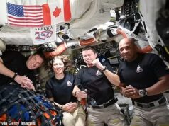 Orgulhoso Trump elogia a jornada épica da tripulação do Artemis II ao outro lado da Lua e sugere a próxima ‘grande viagem a Marte’ enquanto os astronautas descrevem o momento em que perderam contato com a NASA por 40 minutos Os astronautas da NASA Reid Wiseman, Victor Glover e Christina Koch, juntamente com o astronauta canadense Jeremy Hansen ressurgiram com sucesso do outro lado da lua na segunda-feira