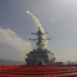 Dois grandes sistemas de armas verdes montados em caminhões na neve