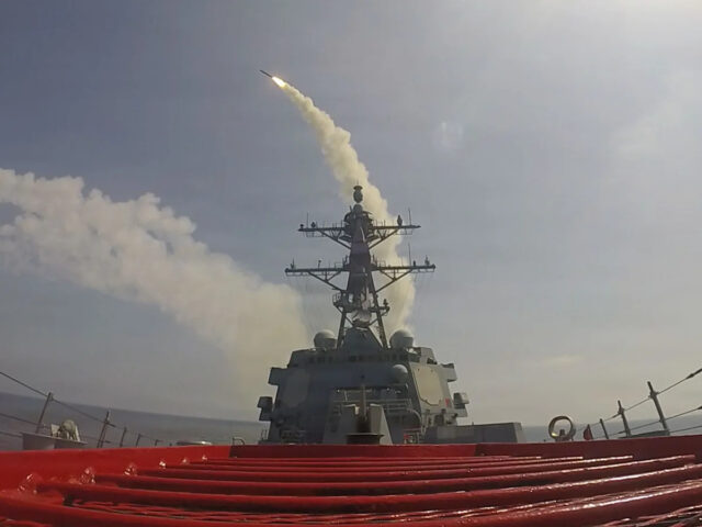 Dois grandes sistemas de armas verdes montados em caminhões na neve