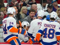 Os Islanders cortam relações com o assistente técnico Benoit Desrosiers com o início das mudanças na offseason O assistente técnico do New York Islanders, Benoit Desrosiers, conversa com os defensores Scott Mayfield (24), Ryan Pulock (6), Isaiah George (36) e Matthew Schaefer (48) contra o Carolina Hurricanes.