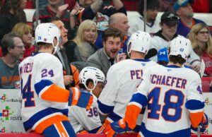 Os Islanders cortam relações com o assistente técnico Benoit Desrosiers com o início das mudanças na offseason O assistente técnico do New York Islanders, Benoit Desrosiers, conversa com os defensores Scott Mayfield (24), Ryan Pulock (6), Isaiah George (36) e Matthew Schaefer (48) contra o Carolina Hurricanes.
