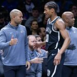 O técnico do Brooklyn Nets, Jordi Fernandez, cumprimenta o guarda do Brooklyn Nets, Ochai Agbaji (30), durante o segundo tempo no Barclays Center, domingo, 5 de abril de 2026, no Brooklyn, NY.