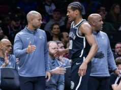 Os Nets alcançaram seus objetivos de duas temporadas – com o destino da loteria tudo o que resta O técnico do Brooklyn Nets, Jordi Fernandez, cumprimenta o guarda do Brooklyn Nets, Ochai Agbaji (30), durante o segundo tempo no Barclays Center, domingo, 5 de abril de 2026, no Brooklyn, NY.
