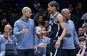 Os Nets alcançaram seus objetivos de duas temporadas – com o destino da loteria tudo o que resta O técnico do Brooklyn Nets, Jordi Fernandez, cumprimenta o guarda do Brooklyn Nets, Ochai Agbaji (30), durante o segundo tempo no Barclays Center, domingo, 5 de abril de 2026, no Brooklyn, NY.