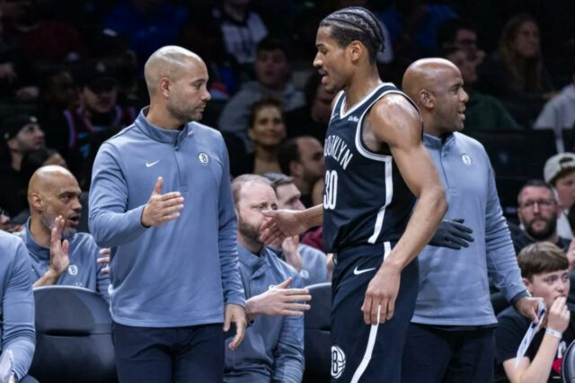 O técnico do Brooklyn Nets, Jordi Fernandez, cumprimenta o guarda do Brooklyn Nets, Ochai Agbaji (30), durante o segundo tempo no Barclays Center, domingo, 5 de abril de 2026, no Brooklyn, NY. 