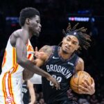 O pivô do Nets, Nic Claxton (33), enfrenta o atacante Mouhamed Gueye (18), do Atlanta Hawks, durante o primeiro tempo no Barclays Center, sexta-feira, 3 de abril de 2026, no Brooklyn, NY.