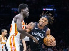 Os Nets sofrem uma grande perda para os Hawks enquanto o trabalho do tanque para a escolha da loteria continua O pivô do Nets, Nic Claxton (33), enfrenta o atacante Mouhamed Gueye (18), do Atlanta Hawks, durante o primeiro tempo no Barclays Center, sexta-feira, 3 de abril de 2026, no Brooklyn, NY.