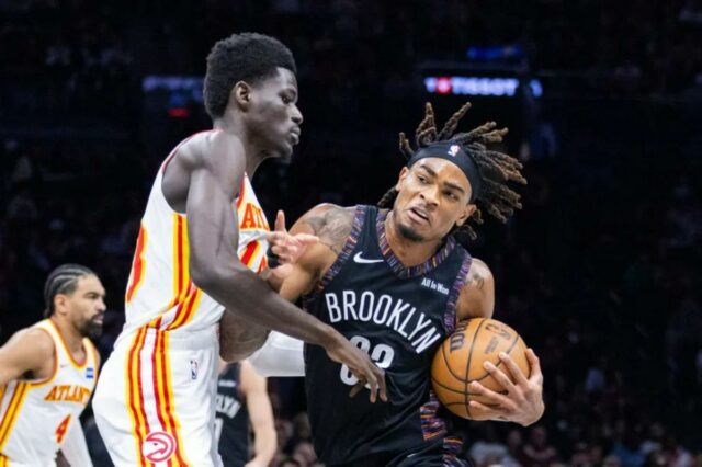 O pivô do Nets, Nic Claxton (33), enfrenta o atacante Mouhamed Gueye (18), do Atlanta Hawks, durante o primeiro tempo no Barclays Center, sexta-feira, 3 de abril de 2026, no Brooklyn, NY. 