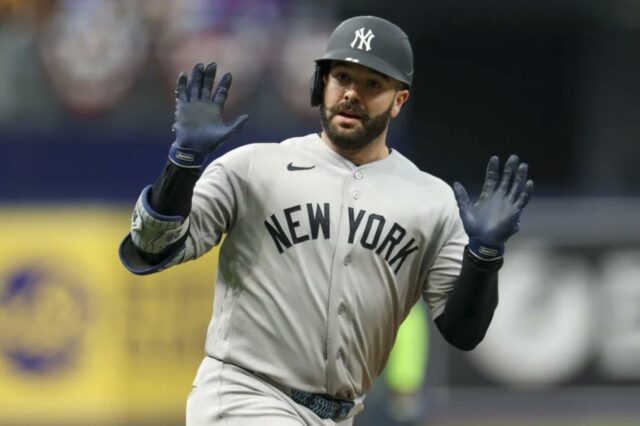 Austin Wells comemora depois de acertar um home run solo no segundo turno da derrota dos Yankees por 5-4 e 10 entradas para o Rays em 11 de abril de 2026.